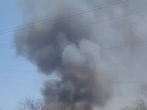 बताया जा रहा है कि कैंपस में रखे कचरे में आग लगी है।