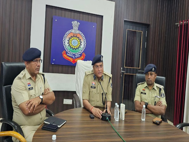 दुर्ग एसपी विजय अग्रवाल पत्रकारों से चर्चा करते हुए।