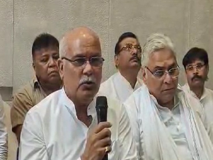 पूर्व मुख्यमंत्री भूपेश बघेल मीडिया से चर्चा करते हुए - Dainik Bhaskar