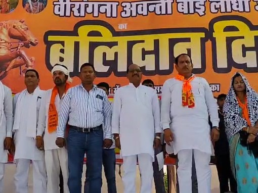 माधव चौक पर आयोजित कार्यक्रम में कार्यकर्ताओं के साथ विधायक।