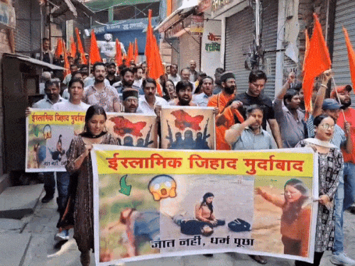 शिमला में प्रदर्शन करते लोग और अमृतसर में अटारी बॉर्डर से वापस लौटते पाकिस्तानी नागरिक। - Dainik Bhaskar