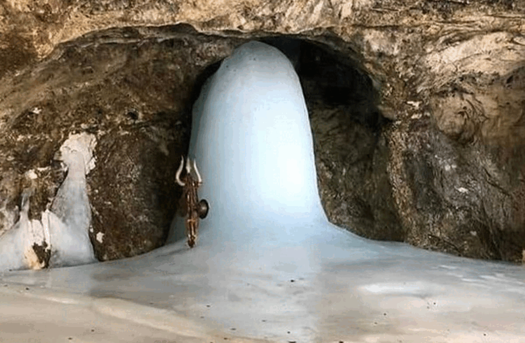 जम्मू-कश्मीर में वैष्णो देवी मंदिर, त्रिकुट पहाड़ियां, डल झील में शिकारा और हाउस बोट की सवारी, मुगल गार्डन, शंकराचार्य मंदिर, ट्यूलिप गार्डन, गोंडोला राइड, अमरनाथ गुफा में बर्फ शिव लिंगम बड़े अट्रैक्शन के केंद्र हैं।