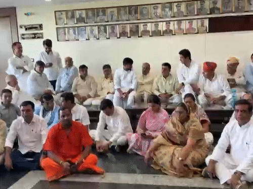 जयपुर में डीजीपी ऑफिस के बाहर धरने पर बैठे कांग्रेस नेता।