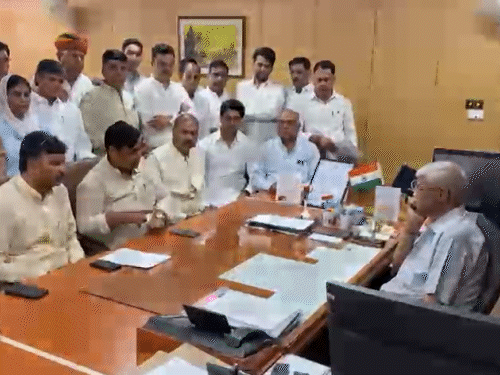 गोविंद सिंह डोटासरा और टीकाराम जूली सहित कांग्रेस के कई नेताओं ने डीजीपी यूआर साहू से मुलाकात की।