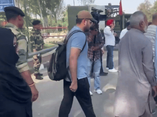 अमृतसर के अटारी बॉर्डर पर बनी इंटीग्रेटेड चेक पोस्ट से पाकिस्तान लौटते निवासी। - Dainik Bhaskar