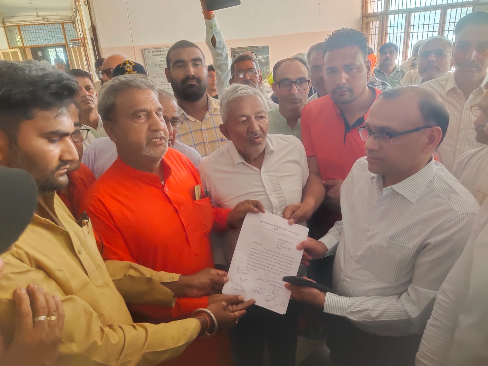 डीसी विवेक भारती को ज्ञापन सौंपते हुए