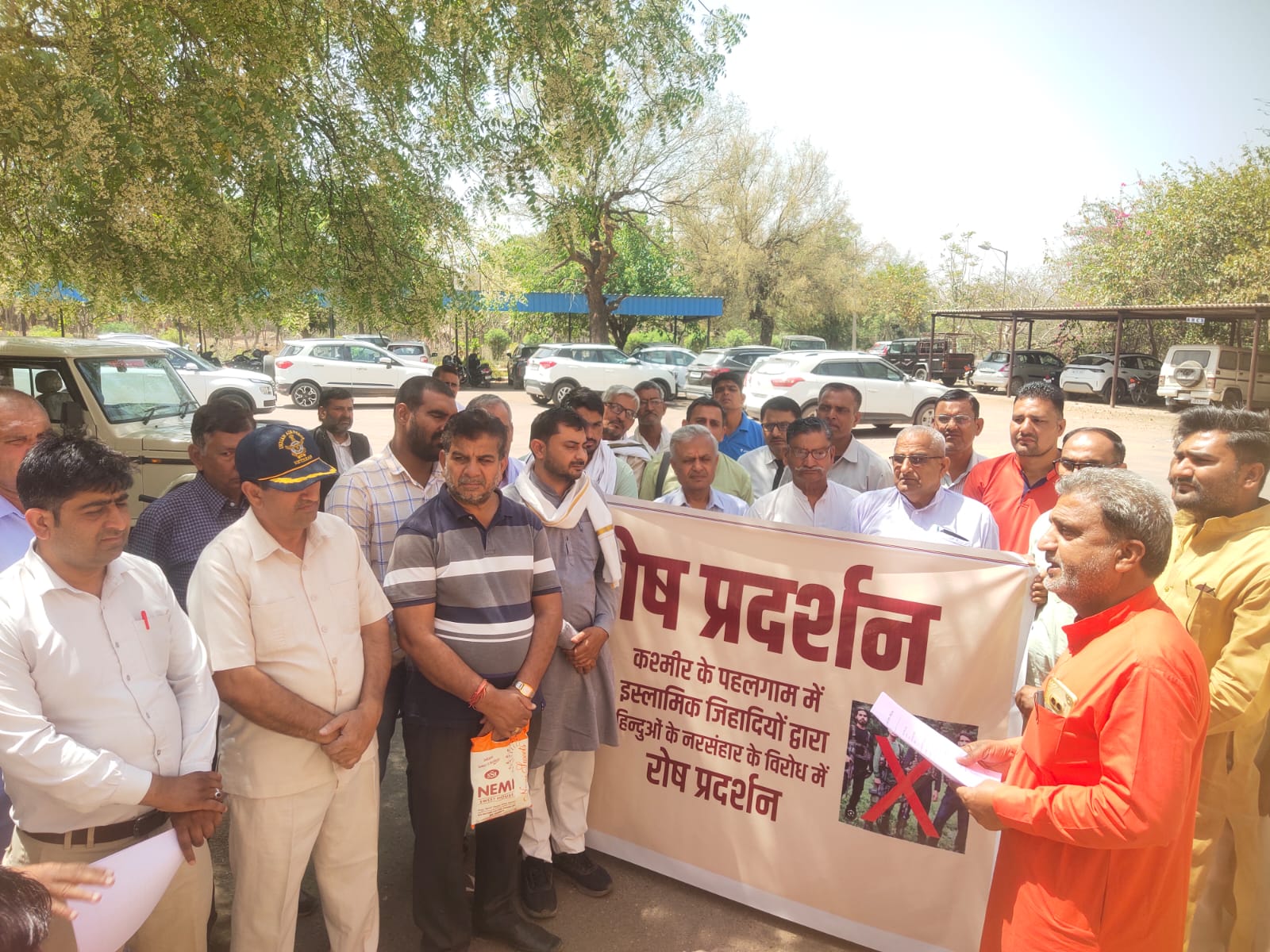 लघु सचिवालय में प्रदर्शन करते हुए समस्त सनातनी