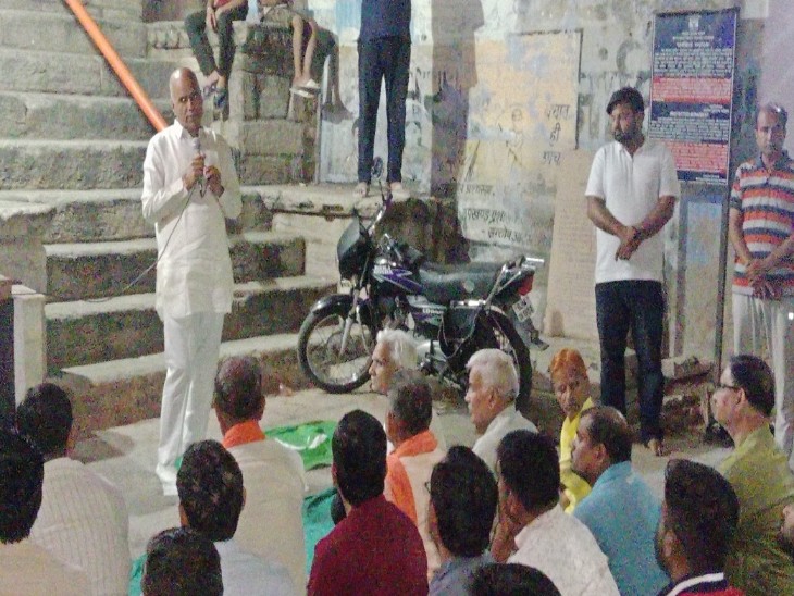 जल आपूर्ति मंत्री कन्हियालाल चौधरी ने श्रद्धांजलि बैठक को संबोधित किया।