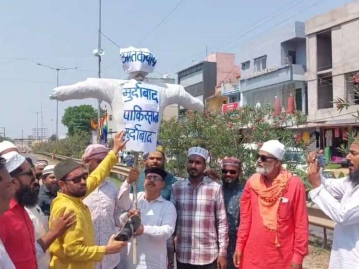 आतंकवाद मुर्दाबाद के नारे लगाए