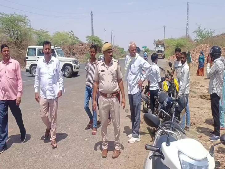 हादसे के बाद धौलपुर-करौली नेशनल हाईवे पर लोगों की भीड़ लग गई।