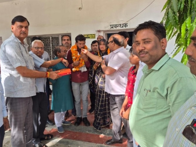 फर्रुखाबाद जिले के मोहम्मदाबाद निवासी अर्पित ने इंटर मीडिएट परीक्षा में जिले में पहला स्थान हासिल किया है। - Dainik Bhaskar