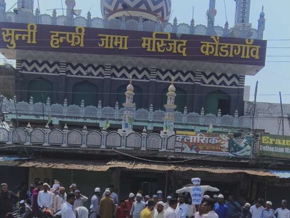 जामा मस्जिद के सामने बड़ी संख्या में लोग एकत्रित हुए