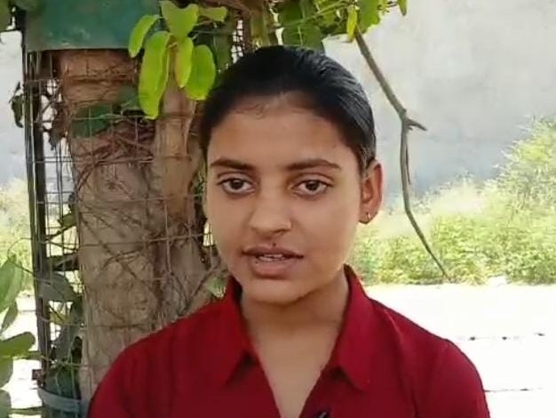 छात्रा चांदनी राठौर ने 96.7 प्रतिशत अंकों के साथ जिले में पहला स्थान प्राप्त किया है। - Dainik Bhaskar