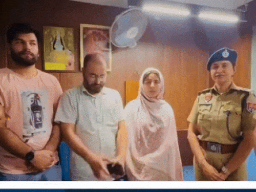 पुलिस अधिकारियों के साथ कश्मीरी स्टूडेंट्स। - Dainik Bhaskar