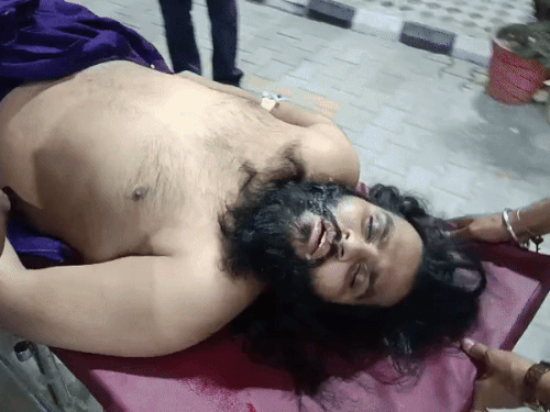 हवालाती मनजिंद्र सिंह को अस्पताल लेकर आए पुलिस कर्मी। - Dainik Bhaskar