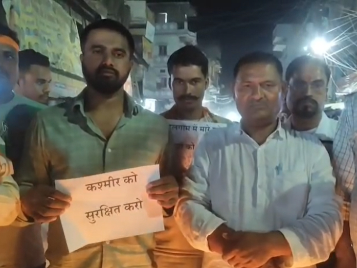 फतुहा में कैंडल मार्च निकालतने के दौरान लोग।
