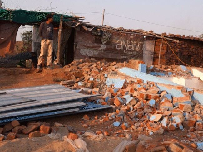 मदरसे जैसा स्ट्रक्चर अब मलबे के ढेर में तब्दील हो चुका है।