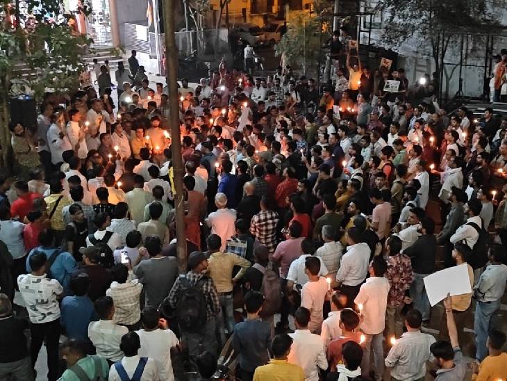 आतंकी हमले के विरोध में भोपाल के व्यापारी भी प्रदर्शन कर रहे हैं। गुरुवार को केमिस्ट एसोसिएशन ने मौन रैली और श्रद्धांजलि सभा की थी। - Dainik Bhaskar