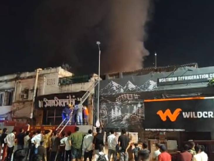 दमकल कर्मियों ने सीढ़ी लगाकर महिलाओं को बाहर निकाला। - Dainik Bhaskar