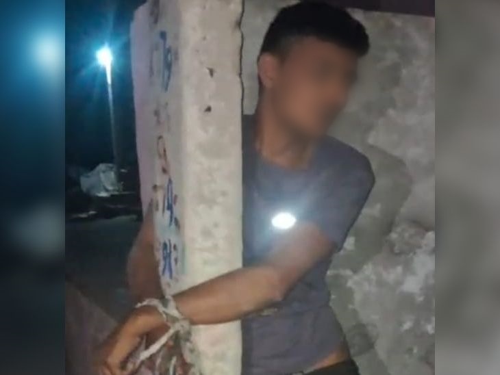 लोगों ने आरोपी टीचर को पकड़ा और खंभे से बांधकर पीट दिया। इस दौरान एक व्यक्ति ने उसका वीडियो बना लिया।