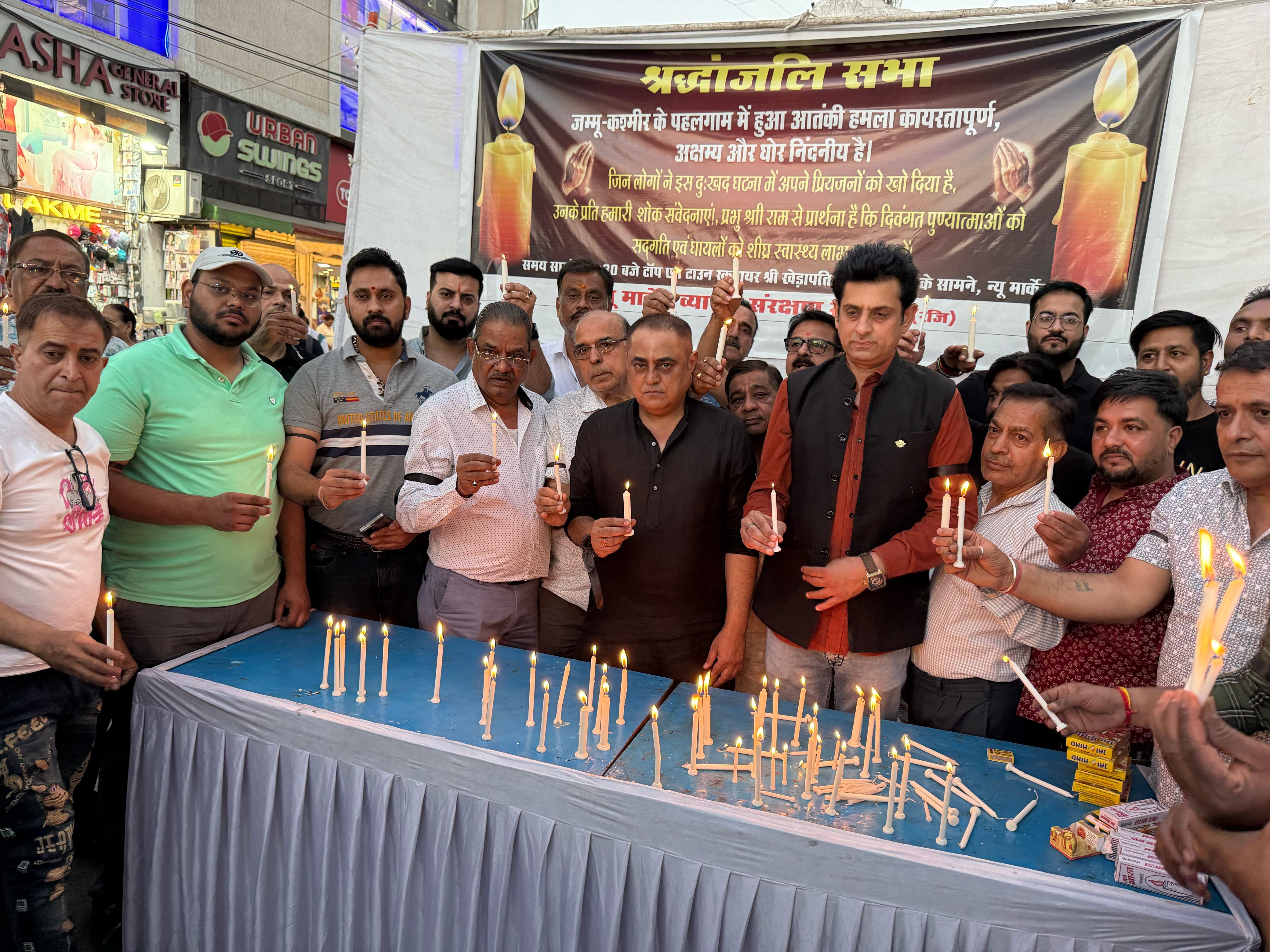 न्यू मार्केट व्यापार संरक्षण समिति के बैनर तले व्यापारियों ने श्रद्धांजलि सभा आयोजित की।