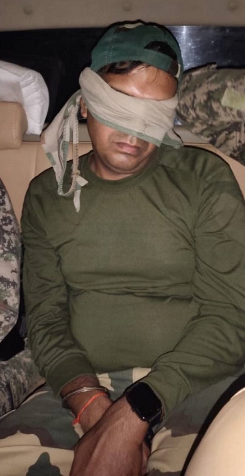 In this photo, BSF jawan has been caught by Pakistani Rangers and seated in a car. During which the patti has been tied on the jawan's eyes.