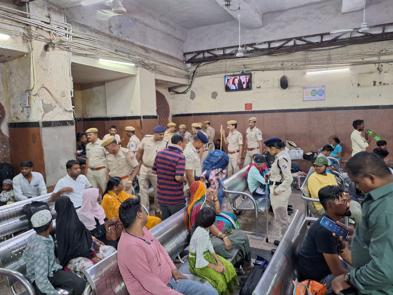 आरपीएफ और जीआरपी टीमें रेलवे स्टेशन पर आने और जाने वाली गाड़ियों में संदिग्धों और सामानों की जांच कर रही हैं।