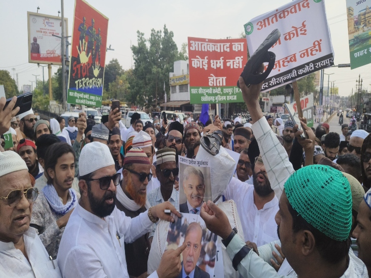 पाकिस्तान के प्रधानमंत्री की तश्वीरों में जमकर चप्पल बरसाए। - Dainik Bhaskar