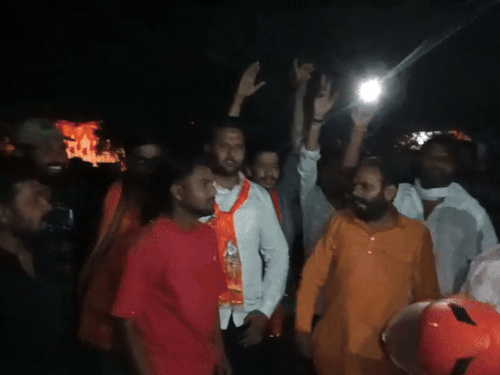बजरंगदल कार्यकर्ता मौके पर पहुंचे और हंगामा कर दिया।