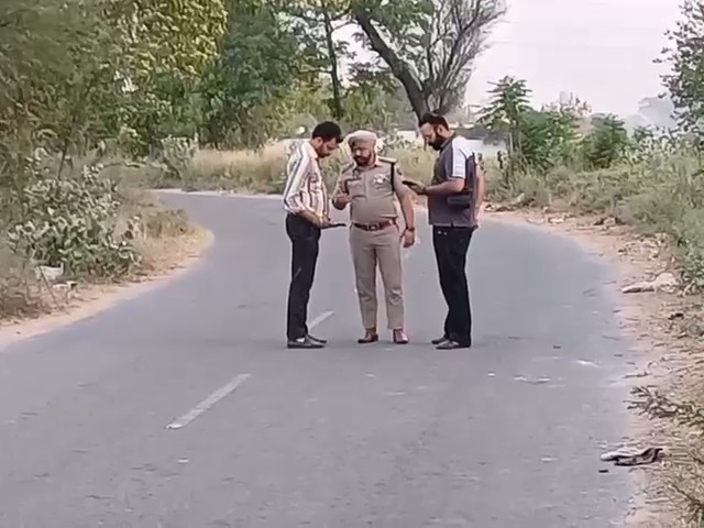 फायरिंग के बाद जांच करती पुलिस।