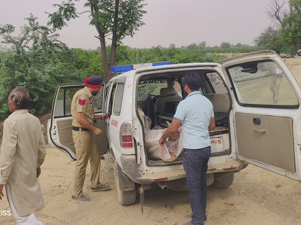 शव को अस्पताल ले जाती पुलिस।