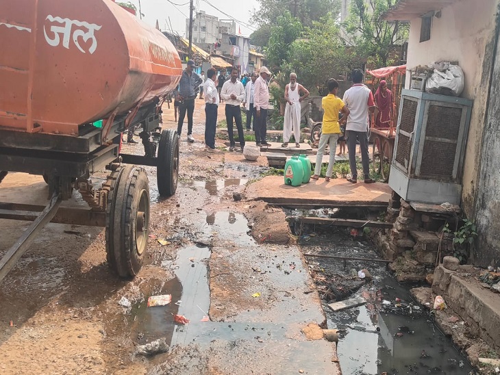 कैनाल रोड के लिए मार्किंग करने पहुंचे अधिकारी - Dainik Bhaskar