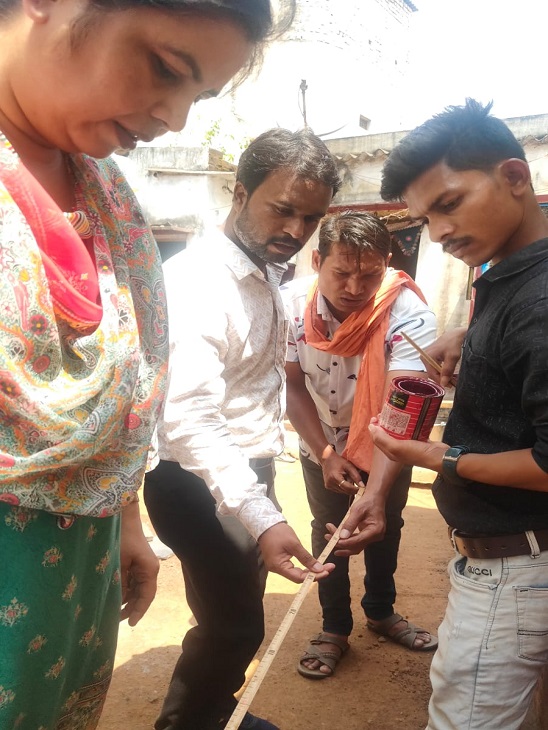 बेजा कब्जा मकानों की मार्किंग करते निगम और पीडब्ल्यूडी के अधिकारी