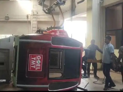 मां बम्लेश्वरी मंदिर में रोप-वे ट्रॉली नीचे स्टेशन पर टूटकर पलट गई।