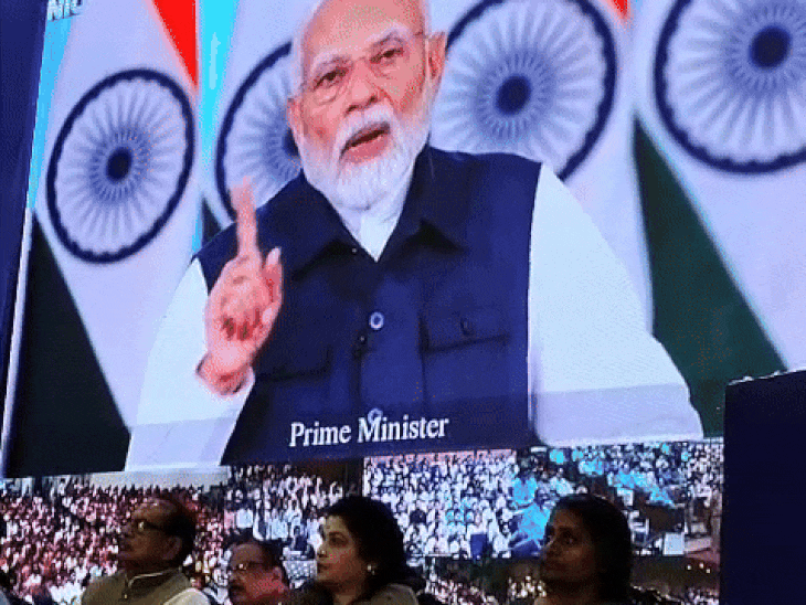 प्रधानमंत्री नरेंद्र मोदी ने रोजगार मेले को वर्चुअली संबोधित किया।