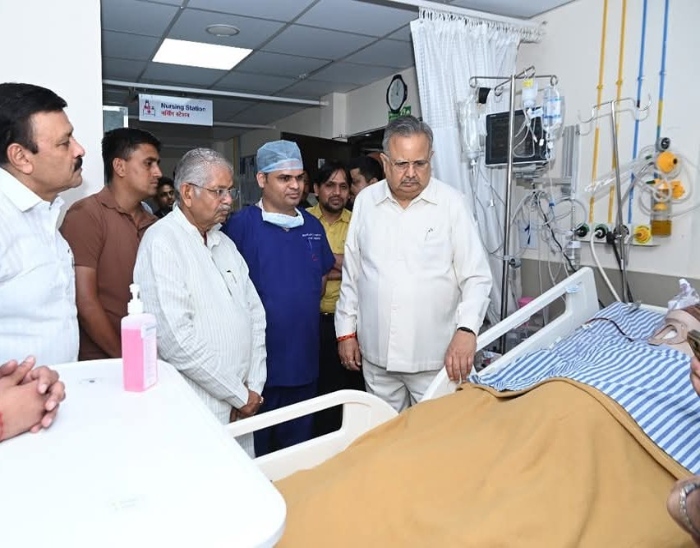 रोपवे ट्रॉली हादसे में घायल भाजपा नेता भरत वर्मा से मिलने पहुंचे पूर्व सीएम रमन सिंह, धरमलाल कौशिक।