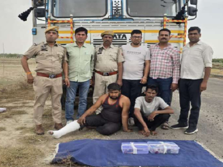 पुलिस गिरफ्त में ज्वेलरी शॉप में लूट के आरोपी।