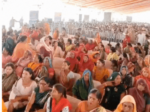 सीएम के कार्यक्रम को लेकर पहुंचीं महिलाएं।