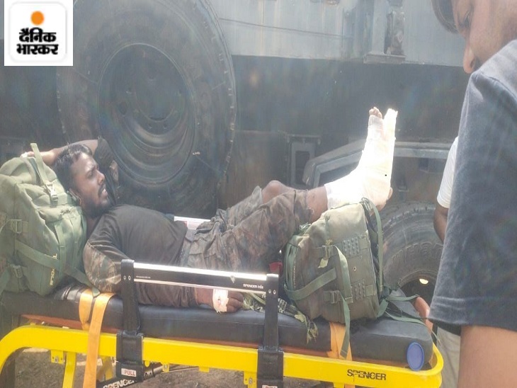 A jawan has been injured while defusing the IED. He is being sent to the hospital with the help of fellow soldiers.