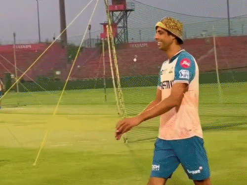 राजस्थान रॉयल्स के हेड कोच राहुल द्रविड़ से मुलाकात करने पहुंचे गुजरात टाइटंस के हेड कोच आशीष नेहरा।