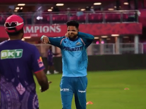 टीम इंडिया के तेज गेंदबाज मोहम्मद सिराज के जयपुर के सवाई मानसिंह स्टेडियम पहुंचने पर रॉयल्स के कप्तान संजू सैमसन ने गले लगाकर स्वागत किया।