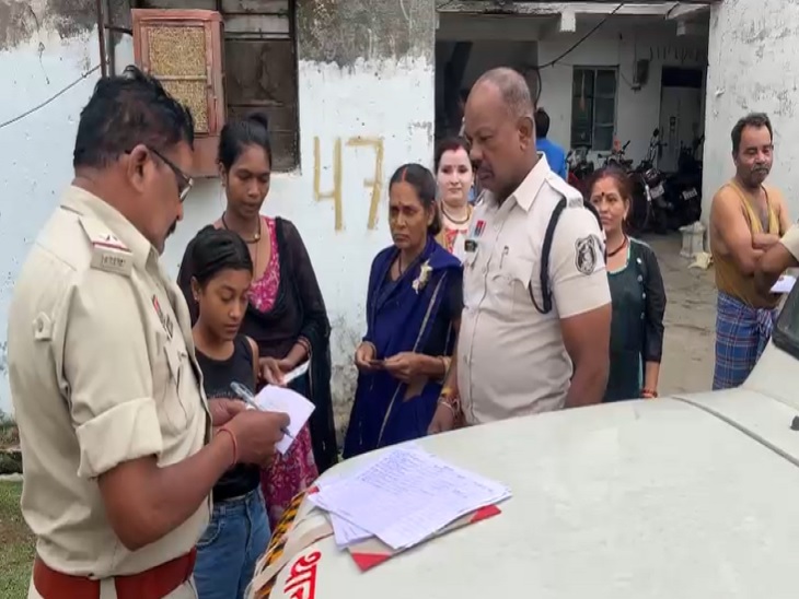 उरला बॉम्बे आवास में लोगों के दस्तावेज चेक करती पुलिस। - Dainik Bhaskar