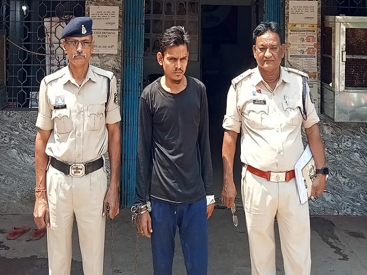 पुलिस की गिरफ्त में आरोपी - Dainik Bhaskar