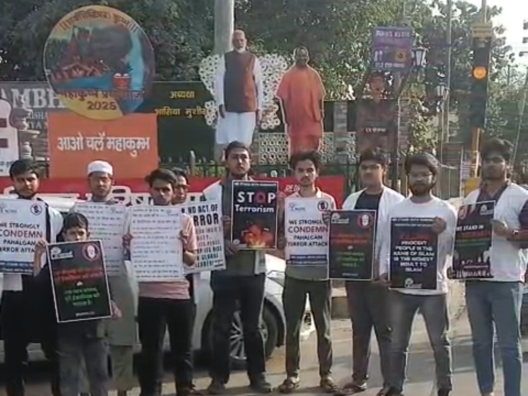 संभल कोतवाली क्षेत्र में रविवार को मुस्लिम संगठनों और वर्क संस्था के लोगों ने आतंकवाद के खिलाफ प्रदर्शन किया। - Dainik Bhaskar