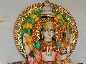 यक्षिनी ‘अंबिका’ की प्रतिमा, जिन्हें हिंदू देवी दुर्गा या पार्वती से जोड़कर देखा जाता है। - Dainik Bhaskar