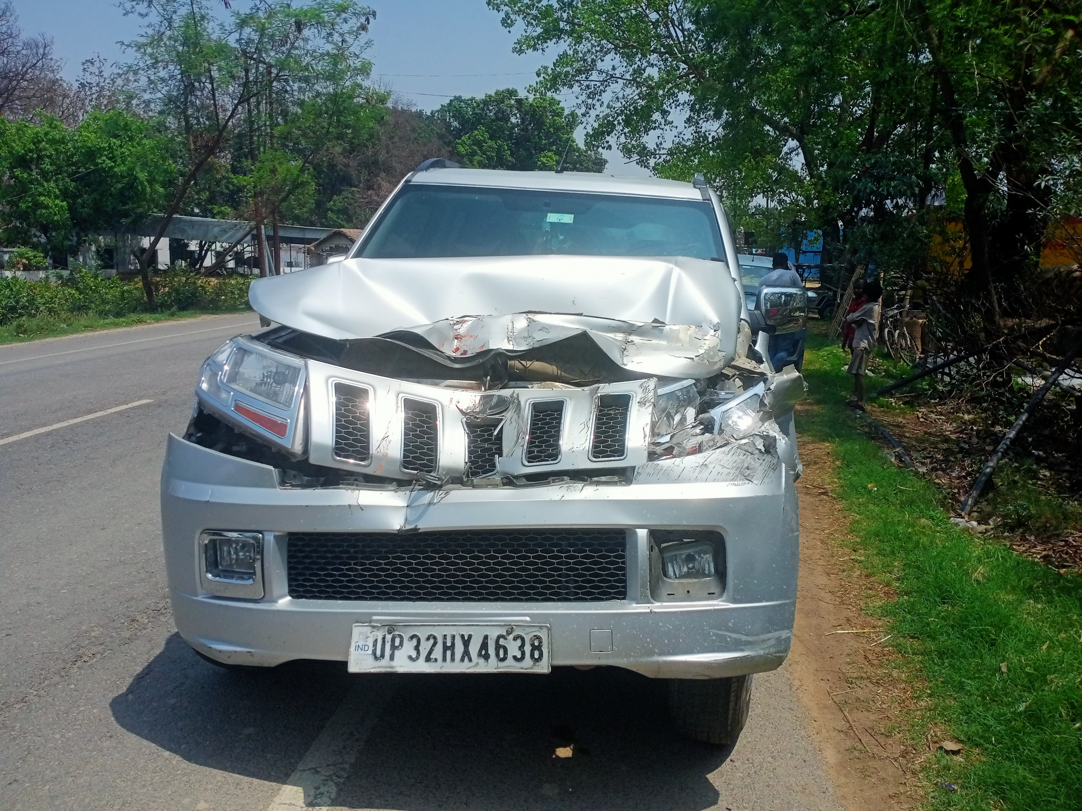 Bolero collided with a bus on the national highway | नेशनल हाईवे पर बस ...