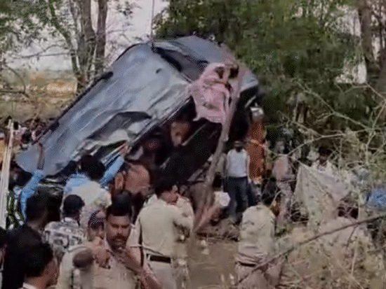 कुएं में गिरी वैन को लाशों समेत क्रेन की मदद से बाहर निकाला गया।