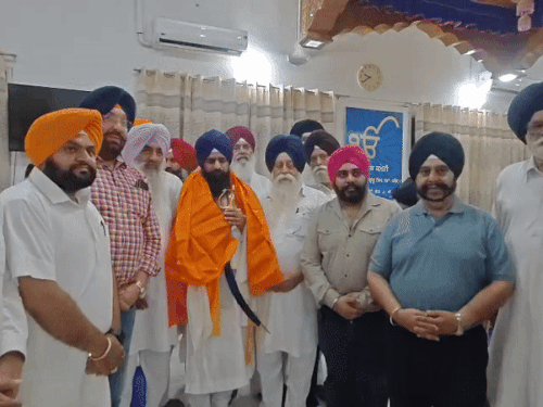 जालंधर पहुंचे जत्थेदार गुरुद्वारा साहिब के अंदर कमेटी से मिलते हुए। - Dainik Bhaskar