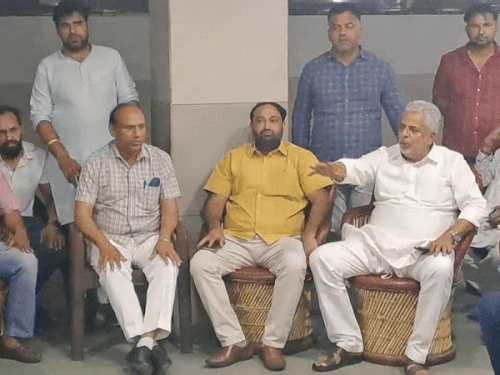 सांसद जयप्रकाश के आवास पर हुई पंचायत में कांग्रेस नेता राजेंद्र सूरा अपनी बात रखते हुए।