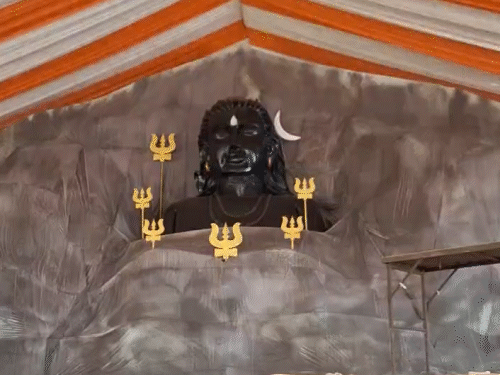शिव महापुरन कथा के लिए तैयार 150 × 40 फीट का एक भव्य मंच, जहां आदियागी को पहाड़ों के बीच ध्यानमूद्रा में बैठाया गया है।